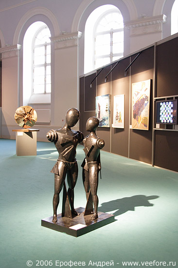 Скульптурная композиция на выставке "Миф и скорость"