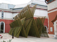 фото: Бамбуковая штука возле Третьяковки (опубликовано 02.08.2006)