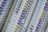 фото: Панельная новостройка с сиреневыми балкончиками (опубликовано 21.11.2008)